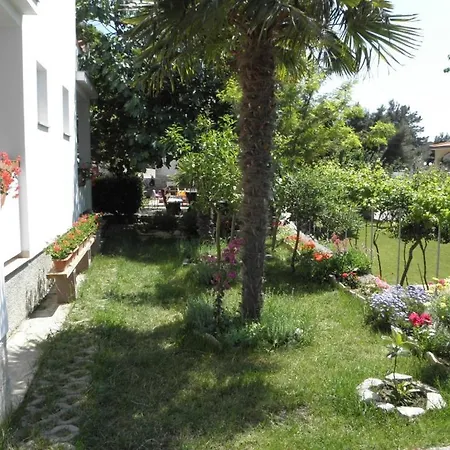 Studio In With Balcony, Air Conditioning, Wifi, Washing Machine Lopar