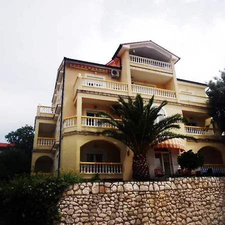 Studio In With Balcony, Air Conditioning, Wifi, Washing Machine Apartment