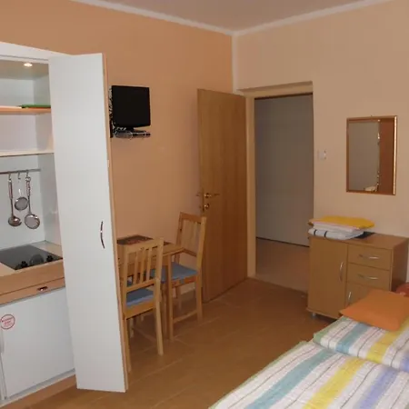 Studio In With Balcony, Air Conditioning, Wifi, Washing Machine Apartment